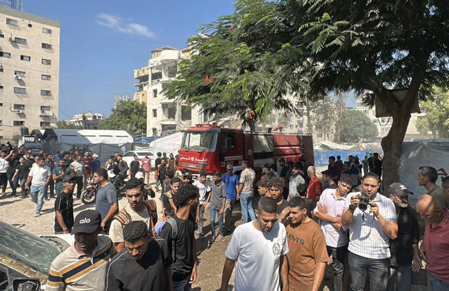 Palestinians Transport Dead and Wounded Following Israeli Airstrike in Gaza City Palestinians transport the bodies of people killed and others wounded to al-Shifa Hospital in Gaza City, on October 10, 2026, following an Israeli airstrike targeting a group of Palestinians in the western part of the city. Photo by Mohammed Salha apaimages Gaza Gaza Strip Palestinian Territory 101026_Gaza_MS_00(15) Copyright: xapaimagesxMohammedxSalhax xapaimagesx