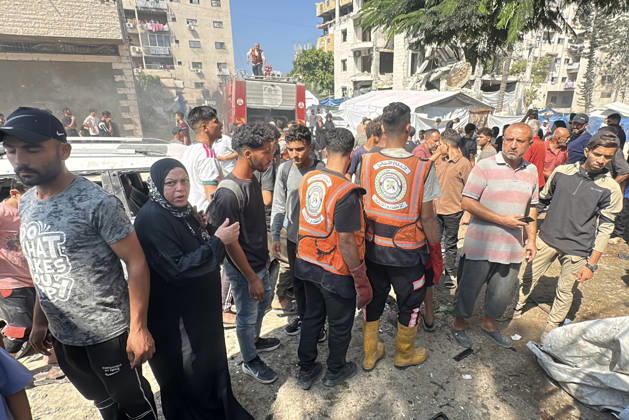 Palestinians Transport Dead and Wounded Following Israeli Airstrike in Gaza City Palestinians transport the bodies of people killed and others wounded to al-Shifa Hospital in Gaza City, on October 10, 2026, following an Israeli airstrike targeting a group of Palestinians in the western part of the city. Photo by Mohammed Salha apaimages Gaza Gaza Strip Palestinian Territory 101026_Gaza_MS_00(16) Copyright: xapaimagesxMohammedxSalhax xapaimagesx