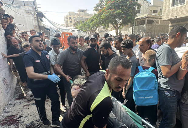 Palestinians Transport Dead and Wounded Following Israeli Airstrike in Gaza City Palestinians transport the bodies of people killed and others wounded to al-Shifa Hospital in Gaza City, on October 10, 2026, following an Israeli airstrike targeting a group of Palestinians in the western part of the city. Photo by Mohammed Salha apaimages Gaza Gaza Strip Palestinian Territory 101026_Gaza_MS_00(5) Copyright: xapaimagesxMohammedxSalhax xapaimagesx