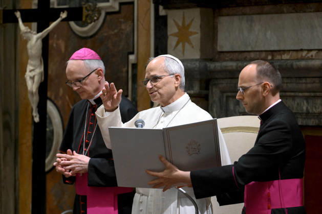 Pope Leo XIV Meets With Directors Of World’s Largest Museums - Vatican Pope Leo XIV meets with the directors of the largest art and culture museums around the world at the Vatican, on October 10, 2026. Speaking to members of the Bizot Group, which brings together directors of the world’s largest museums, Pope Leo stressed the importance of works of art as a means of ‘safeguarding a heritage that belongs to all humanity.’ Photo by (EV) Mario Tomassetti Vatican Medial ABACAPRESS.COM Rome Copyright: xABACAx