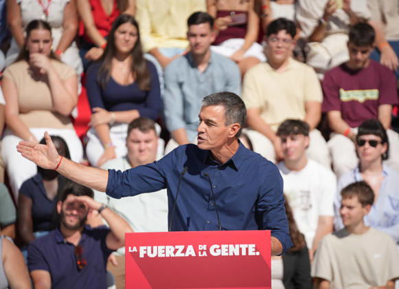 Pedro Sánchez Participates in the First Pre-Campaign Event in Dos Hermanas, Seville. Photo of the PSOE Secretary-General and Prime Minister, Pedro Sánchez, at the first pre-campaign event for the November 29 elections. October 10, 2026, in Dos Hermanas, Seville, Andalusia, Spain The event was also attended by the Secretary-General of the PSOE in Andalusia, María Jesús Montero, and the mayor of Dos Hermanas and Secretary of Organization for the PSOE in Andalusia, Francisco Rodríguez October 10, 2026 María José Ló Dos Hermanas, Seville Dos Hermanas, Seville, Spain  Copyright: xMariaxJosÃ xLopezx 7834644