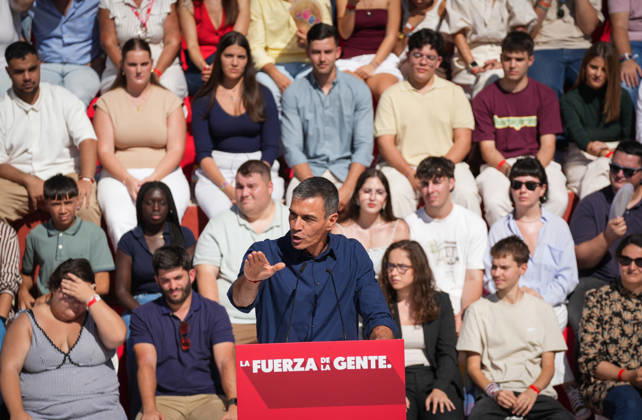 Pedro Sánchez Participates in the First Pre-Campaign Event in Dos Hermanas, Seville. Photo of the PSOE Secretary-General and Prime Minister, Pedro Sánchez, at the first pre-campaign event for the November 29 elections. October 10, 2026, in Dos Hermanas, Seville, Andalusia, Spain The event was also attended by the Secretary-General of the PSOE in Andalusia, María Jesús Montero, and the mayor of Dos Hermanas and Secretary of Organization for the PSOE in Andalusia, Francisco Rodríguez October 10, 2026 María José Ló Dos Hermanas, Seville Dos Hermanas, Seville, Spain  Copyright: xMariaxJosÃ xLopezx 7834645