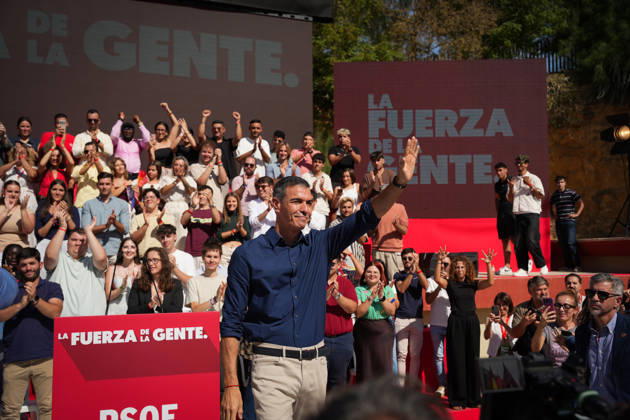 Pedro Sánchez Participates in the First Pre-Campaign Event in Dos Hermanas, Seville. Photo of the PSOE Secretary-General and Prime Minister, Pedro Sánchez, at the first pre-campaign event for the November 29 elections. October 10, 2026, in Dos Hermanas, Seville, Andalusia, Spain The event was also attended by the Secretary-General of the PSOE in Andalusia, María Jesús Montero, and the mayor of Dos Hermanas and Secretary of Organization for the PSOE in Andalusia, Francisco Rodríguez October 10, 2026 María José Ló Dos Hermanas, Seville Dos Hermanas, Seville, Spain  Copyright: xMariaxJosÃ xLopezx 7834647