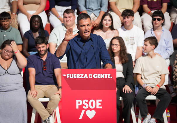 Pedro Sánchez Participates in the First Pre-Campaign Event in Dos Hermanas, Seville. Photo of the PSOE Secretary-General and Prime Minister, Pedro Sánchez, at the first pre-campaign event for the November 29 elections. October 10, 2026, in Dos Hermanas, Seville, Andalusia, Spain The event was also attended by the Secretary-General of the PSOE in Andalusia, María Jesús Montero, and the mayor of Dos Hermanas and Secretary of Organization for the PSOE in Andalusia, Francisco Rodríguez October 10, 2026 María José Ló Dos Hermanas, Seville Dos Hermanas, Seville, Spain  Copyright: xMariaxJosÃ xLopezx 7834648