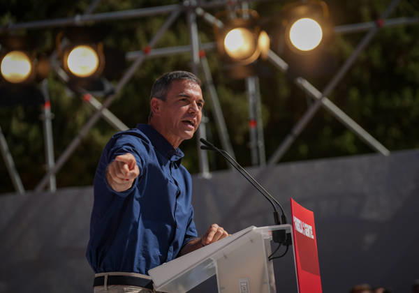Pedro Sánchez Participates in the First Pre-Campaign Event in Dos Hermanas, Seville. Photo of the PSOE Secretary-General and Prime Minister, Pedro Sánchez, at the first pre-campaign event for the November 29 elections. October 10, 2026, in Dos Hermanas, Seville, Andalusia, Spain The event was also attended by the Secretary-General of the PSOE in Andalusia, María Jesús Montero, and the mayor of Dos Hermanas and Secretary of Organization for the PSOE in Andalusia, Francisco Rodríguez October 10, 2026 María José Ló Dos Hermanas, Seville Dos Hermanas, Seville, Spain  Copyright: xMariaxJosÃ xLopezx 7834649