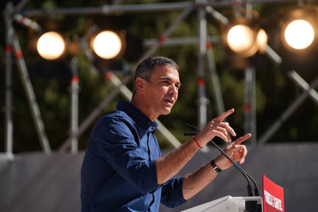 Pedro Sánchez Participates in the First Pre-Campaign Event in Dos Hermanas, Seville. Photo of the PSOE Secretary-General and Prime Minister, Pedro Sánchez, at the first pre-campaign event for the November 29 elections. October 10, 2026, in Dos Hermanas, Seville, Andalusia, Spain The event was also attended by the Secretary-General of the PSOE in Andalusia, María Jesús Montero, and the mayor of Dos Hermanas and Secretary of Organization for the PSOE in Andalusia, Francisco Rodríguez October 10, 2026 María José Ló Dos Hermanas, Seville Dos Hermanas, Seville, Spain  Copyright: xMariaxJosÃ xLopezx 7834650