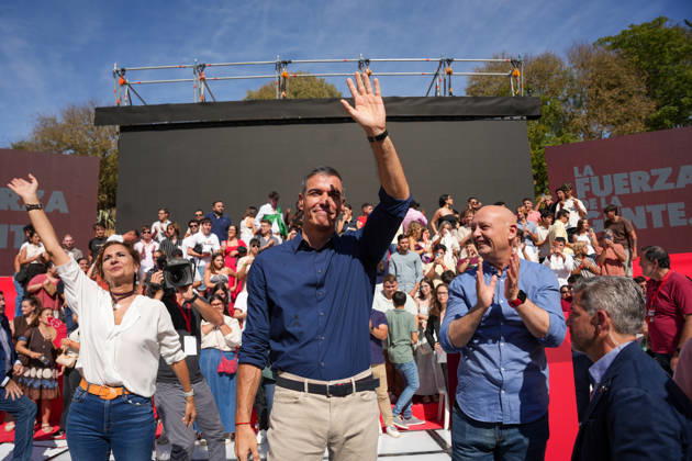 Pedro Sánchez participates in the first pre-campaign event in Dos Hermanas, Seville. The secretary general of the PSOE A, María Jesús Montero i, the mayor of Dos Hermanas and Secretary of Organization for the PSOE A, Francisco Rodríguez d, and the Secretary General of the PSOE and Prime Minister, Pedro Sánchez c, at the first pre-campaign event for the November 29 elections A on October 10, 2026, in Dos Hermanas, Seville, Andalusia, Spain October 10, 2026 María José Ló Dos Hermanas, Seville Dos Hermanas, Seville Spain  Copyright: xMariaxJosÃ xLopezx 7834676
