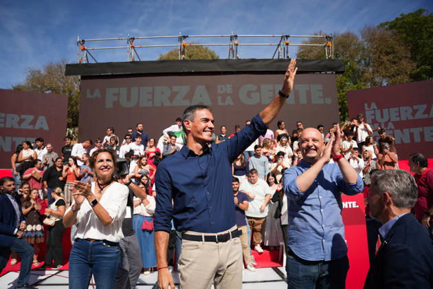 Pedro Sánchez participates in the first pre-campaign event in Dos Hermanas, Seville. The secretary-general of the PSOE A, María Jesús Montero i, the mayor of Dos Hermanas and Secretary of Organization for the PSOE A, Francisco Rodríguez d, and the Secretary General of the PSOE and Prime Minister, Pedro Sánchez c, at the first pre-campaign event for the November 29 elections A on October 10, 2026, in Dos Hermanas, Seville, Andalusia, Spain October 10, 2026 María José Ló Dos Hermanas, Seville Dos Hermanas, Seville Spain  Copyright: xMariaxJosÃ xLopezx 7834674
