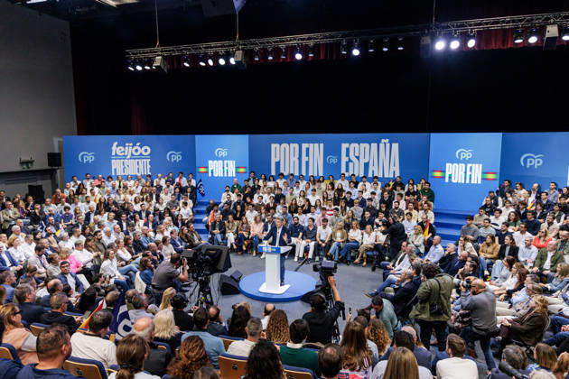 The PP Holds a Pre-Campaign Event at IFEMA Alberto Núnez Feijóo, president of the Popular Party (PP), during a pre-campaign event for the PP at IFEMA on October 10, 2026, in Madrid, Spain. The PP held its first pre-campaign event today for the general elections on November 29 (29N). Feijóo attended this event alongside the president of the Community of Madrid and the mayor of the capital. OCTOBER 10, 2026. Carlos Lujá. Madrid, Madrid, Spain.  Copyright: xCarlosxLujanx 7834707