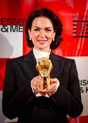 October 9, 2026 xesx Frankfurt am Main, 2026 Hessian Film and Cinema Award Hessischer Rundfunk presents the Hessischer Rundfunk Acting Award. It goes to the new investigative duo from HR’s *Tatort* series: Melika Foroutan (pictured) and Edin Hasanovic. ES