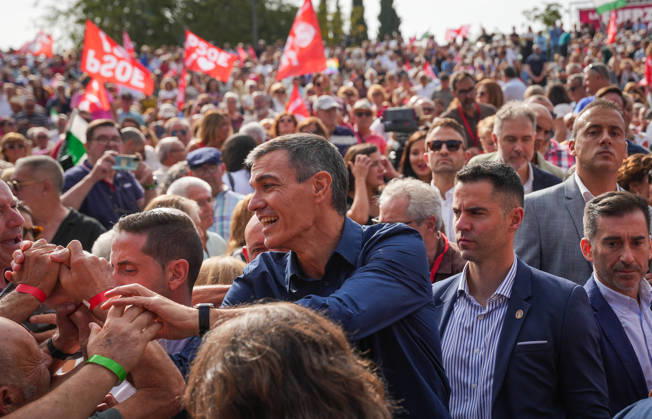 Pedro Sánchez Participates in the First Pre-Campaign Event in Dos Hermanas, Seville. The Secretary-General of the PSOE and Prime Minister, Pedro Sánchez, upon his arrival at the first pre-campaign event for the November 29 elections, October 10, 2026, in Dos Hermanas, Seville, Andalusia, Spain. The PSOE held its first pre-campaign event today for the general elections on November 29 (29N), October 10, 2026. María José Ló, Dos Hermanas, Seville, Dos Hermanas, Seville, Spain  Copyright: xMariaxJosÃ xLopezx 7834763