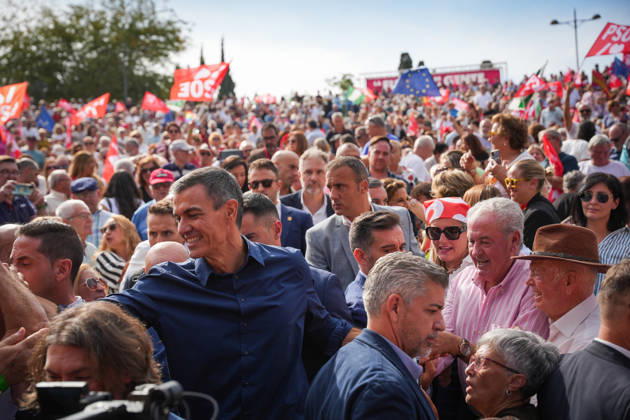 Pedro Sánchez Participates in the First Pre-Campaign Event in Dos Hermanas, Seville. The Secretary-General of the PSOE and Prime Minister, Pedro Sánchez, upon his arrival at the first pre-campaign event for the November 29 elections, October 10, 2026, in Dos Hermanas, Seville, Andalusia, Spain. The PSOE held its first pre-campaign event today for the general elections on November 29 (29N), October 10, 2026. María José Ló, Dos Hermanas, Seville, Dos Hermanas, Seville, Spain  Copyright: xMariaxJosÃ xLopezx 7834764
