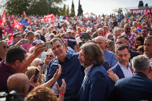 Pedro Sánchez Participates in the First Pre-Campaign Event in Dos Hermanas, Seville. The Secretary-General of the PSOE and Prime Minister, Pedro Sánchez, upon his arrival at the first pre-campaign event for the November 29 elections, October 10, 2026, in Dos Hermanas, Seville, Andalusia, Spain. The PSOE held its first pre-campaign event today for the general elections on November 29 (29N), October 10, 2026. María José Ló, Dos Hermanas, Seville, Dos Hermanas, Seville, Spain  Copyright: xMariaxJosÃ xLopezx 7834765