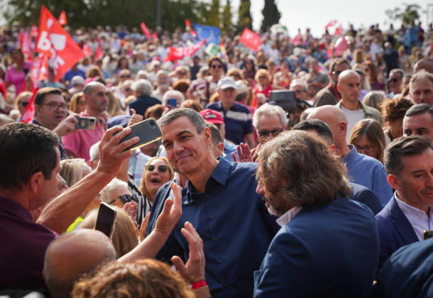 Pedro Sánchez Participates in the First Pre-Campaign Event in Dos Hermanas, Seville. The Secretary-General of the PSOE and Prime Minister, Pedro Sánchez, upon his arrival at the first pre-campaign event for the November 29 elections, October 10, 2026, in Dos Hermanas, Seville, Andalusia, Spain. The PSOE held its first pre-campaign event today for the general elections on November 29 (29N), October 10, 2026. María José Ló, Dos Hermanas, Seville, Dos Hermanas, Seville, Spain  Copyright: xMariaxJosÃ xLopezx 7834766