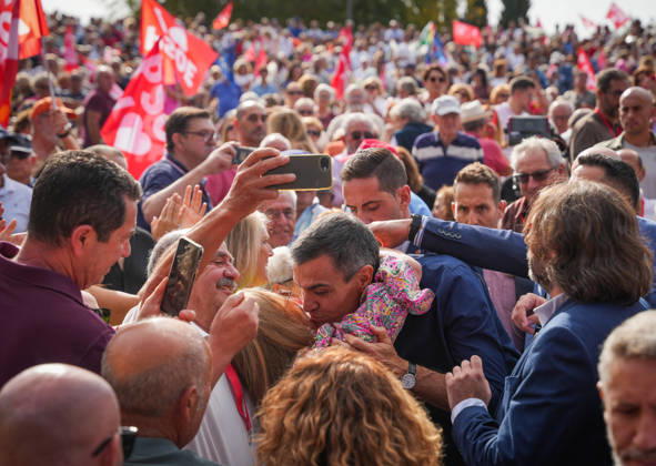 Pedro Sánchez Participates in the First Pre-Campaign Event in Dos Hermanas, Seville. The Secretary-General of the PSOE and Prime Minister, Pedro Sánchez, upon his arrival at the first pre-campaign event for the November 29 elections, October 10, 2026, in Dos Hermanas, Seville, Andalusia, Spain. The PSOE held its first pre-campaign event today for the general elections on November 29 (29N), October 10, 2026. María José Ló, Dos Hermanas, Seville, Dos Hermanas, Seville, Spain  Copyright: xMariaxJosÃ xLopezx 7834767