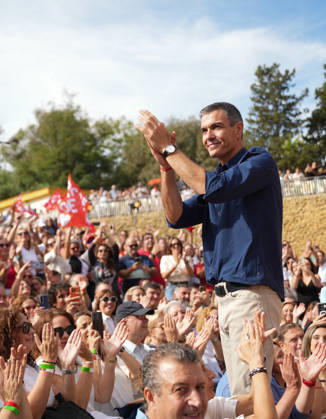 Pedro Sánchez Participates in the First Pre-Campaign Event in Dos Hermanas, Seville. The Secretary-General of the PSOE and Prime Minister, Pedro Sánchez, upon his arrival at the first pre-campaign event for the November 29 elections, October 10, 2026, in Dos Hermanas, Seville, Andalusia, Spain. The PSOE held its first pre-campaign event today for the general elections on November 29 (29N), October 10, 2026. María José Ló, Dos Hermanas, Seville, Dos Hermanas, Seville, Spain  Copyright: xMariaxJosÃ xLopezx 7834768