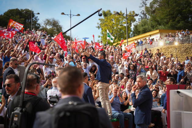 Pedro Sánchez Participates in the First Pre-Campaign Event in Dos Hermanas, Seville. The Secretary-General of the PSOE and Prime Minister, Pedro Sánchez, upon his arrival at the first pre-campaign event for the November 29 elections, October 10, 2026, in Dos Hermanas, Seville, Andalusia, Spain. The PSOE held its first pre-campaign event today for the general elections on November 29 (29N), October 10, 2026. María José Ló, Dos Hermanas, Seville, Dos Hermanas, Seville, Spain  Copyright: xMariaxJosÃ xLopezx 7834769