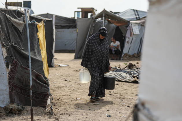 Palestinians still lack basic necessities amid Israel attacks DEIR AL BALAH, GAZA, PALESTINE - OCTOBER 10: Palestinians living in tents set up in the Bureij area carry water in containers to their makeshift shelters in Deir al Balah, Gaza, Palestine on October 10, 2026.The humanitarian crisis in the region continues to deepen, with thousands of displaced families struggling to survive without access to the most basic necessities. Adam Bilal Anadolu Deir al Balah Gaza. Editorial use only. Please get in touch for any other usage. Copyright: x2026xAnadoluxAdamxBilalx
