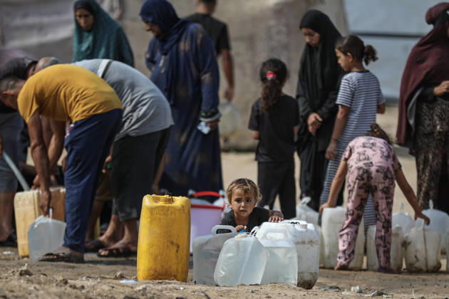 Palestinians still lack basic necessities amid Israel attacks DEIR AL BALAH, GAZA, PALESTINE - OCTOBER 10: Palestinians living in tents set up in the Bureij area carry water in containers to their makeshift shelters in Deir al Balah, Gaza, Palestine on October 10, 2026.The humanitarian crisis in the region continues to deepen, with thousands of displaced families struggling to survive without access to the most basic necessities. Adam Bilal Anadolu Deir al Balah Gaza. Editorial use only. Please get in touch for any other usage. Copyright: x2026xAnadoluxAdamxBilalx