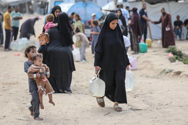 Palestinians still lack basic necessities amid Israel attacks DEIR AL BALAH, GAZA, PALESTINE - OCTOBER 10: Palestinians living in tents set up in the Bureij area carry water in containers to their makeshift shelters in Deir al Balah, Gaza, Palestine on October 10, 2026.The humanitarian crisis in the region continues to deepen, with thousands of displaced families struggling to survive without access to the most basic necessities. Adam Bilal Anadolu Deir al Balah Gaza. Editorial use only. Please get in touch for any other usage. Copyright: x2026xAnadoluxAdamxBilalx