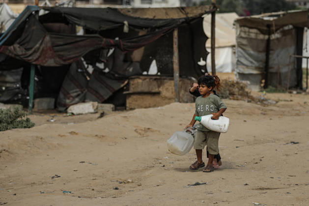 Palestinians still lack basic necessities amid Israel attacks DEIR AL BALAH, GAZA, PALESTINE - OCTOBER 10: Palestinians living in tents set up in the Bureij area carry water in containers to their makeshift shelters in Deir al Balah, Gaza, Palestine on October 10, 2026.The humanitarian crisis in the region continues to deepen, with thousands of displaced families struggling to survive without access to the most basic necessities. Adam Bilal Anadolu Deir al Balah Gaza. Editorial use only. Please get in touch for any other usage. Copyright: x2026xAnadoluxAdamxBilalx