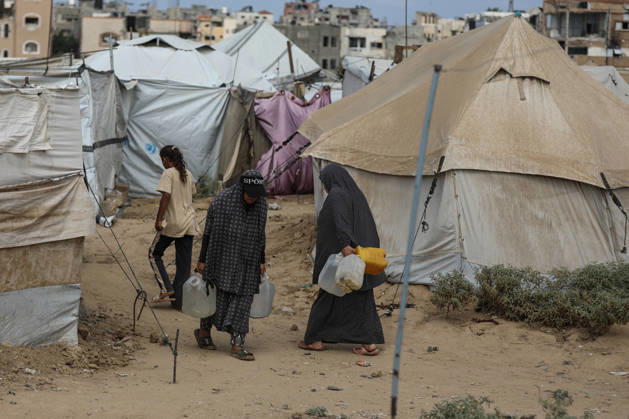 Palestinians still lack basic necessities amid Israel attacks DEIR AL BALAH, GAZA, PALESTINE - OCTOBER 10: Palestinians living in tents set up in the Bureij area carry water in containers to their makeshift shelters in Deir al Balah, Gaza, Palestine on October 10, 2026.The humanitarian crisis in the region continues to deepen, with thousands of displaced families struggling to survive without access to the most basic necessities. Adam Bilal Anadolu Deir al Balah Gaza. Editorial use only. Please get in touch for any other usage. Copyright: x2026xAnadoluxAdamxBilalx