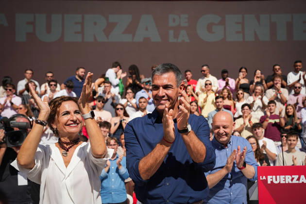 Pedro Sánchez participates in the first pre-campaign event in Dos Hermanas, Seville. The secretary-general of the PSOE A, María Jesús Montero i, the mayor of Dos Hermanas and Secretary of Organization for the PSOE A, Francisco Rodríguez d, and the Secretary General of the PSOE and Prime Minister, Pedro Sánchez c, at the first pre-campaign event for the November 29 elections A on October 10, 2026, in Dos Hermanas, Seville, Andalusia, Spain October 10, 2026 María José Ló Dos Hermanas, Seville Dos Hermanas, Seville Spain  Copyright: xMariaxJosÃ xLopezx 7834772