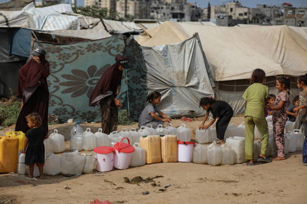 Palestinians still lack basic necessities amid Israel attacks DEIR AL BALAH, GAZA, PALESTINE - OCTOBER 10: Palestinians living in tents set up in the Bureij area carry water in containers to their makeshift shelters in Deir al Balah, Gaza, Palestine on October 10, 2026.The humanitarian crisis in the region continues to deepen, with thousands of displaced families struggling to survive without access to the most basic necessities. Adam Bilal Anadolu Deir al Balah Gaza. Editorial use only. Please get in touch for any other usage. Copyright: x2026xAnadoluxAdamxBilalx