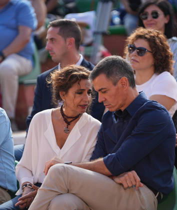 Pedro Sánchez participates in the first pre-campaign event in Dos Hermanas, Seville. The secretary-general of the PSOE A, María Jesús Montero i, and the General Secretary of the PSOE and Prime Minister, Pedro Sánchez, at the first pre-campaign event for the November 29 elections on October 10, 2026, in Dos Hermanas, Seville, Andalusia, Spain October 10, 2026 María José Ló Dos Hermanas, Seville Dos Hermanas, Seville Spain  Copyright: xMariaxJosÃ xLopezx 7834775
