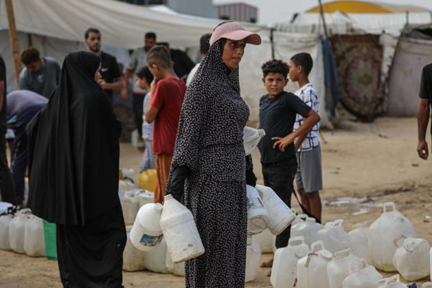 Palestinians still lack basic necessities amid Israel attacks DEIR AL BALAH, GAZA, PALESTINE - OCTOBER 10: Palestinians living in tents set up in the Bureij area carry water in containers to their makeshift shelters in Deir al Balah, Gaza, Palestine on October 10, 2026.The humanitarian crisis in the region continues to deepen, with thousands of displaced families struggling to survive without access to the most basic necessities. Adam Bilal Anadolu Deir al Balah Gaza. Editorial use only. Please get in touch for any other usage. Copyright: x2026xAnadoluxAdamxBilalx