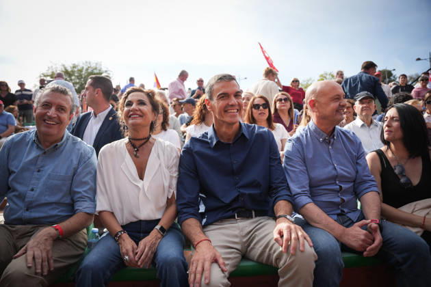 Pedro Sánchez participates in the first pre-campaign event in Dos Hermanas, Seville. The secretary of the PSOE in Seville, Javier Fernández; the secretary general of the PSOE in Andalusia, María Jesús Montero; the secretary general of the PSOE and Prime Minister, Pedro Sánchez; and the mayor of Dos Hermanas and secretary of organization for the PSOE in Andalusia, Francisco Rodríguez 1d, at the first pre-campaign event for the November 29 elections on October 10, 2026, in Dos Hermanas, Seville, Andalusia, Spain. OCTOBER 10, 2026 María José Ló Dos Hermanas, Seville Dos Hermanas, Seville Spain  Copyright: xMariaxJosÃ xLopezx 7834778
