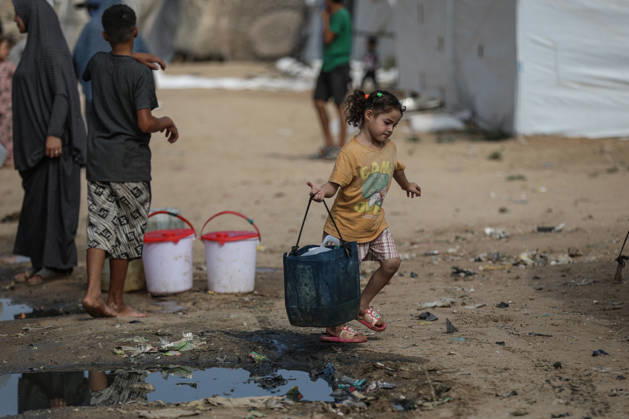 Palestinians still lack basic necessities amid Israel attacks DEIR AL BALAH, GAZA, PALESTINE - OCTOBER 10: Palestinians living in tents set up in the Bureij area carry water in containers to their makeshift shelters in Deir al Balah, Gaza, Palestine on October 10, 2026.The humanitarian crisis in the region continues to deepen, with thousands of displaced families struggling to survive without access to the most basic necessities. Adam Bilal Anadolu Deir al Balah Gaza. Editorial use only. Please get in touch for any other usage. Copyright: x2026xAnadoluxAdamxBilalx