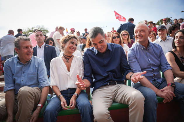 Pedro Sánchez participates in the first pre-campaign event in Dos Hermanas, Seville. The secretary of the PSOE in Seville, Javier Fernández; the secretary general of the PSOE in Andalusia, María Jesús Montero; the secretary general of the PSOE and Prime Minister, Pedro Sánchez; and the mayor of Dos Hermanas and secretary of organization for the PSOE in Andalusia, Francisco Rodríguez 1d, at the first pre-campaign event for the November 29 elections on October 10, 2026, in Dos Hermanas, Seville, Andalusia, Spain. OCTOBER 10, 2026 María José Ló Dos Hermanas, Seville Dos Hermanas, Seville Spain  Copyright: xMariaxJosÃ xLopezx 7834779