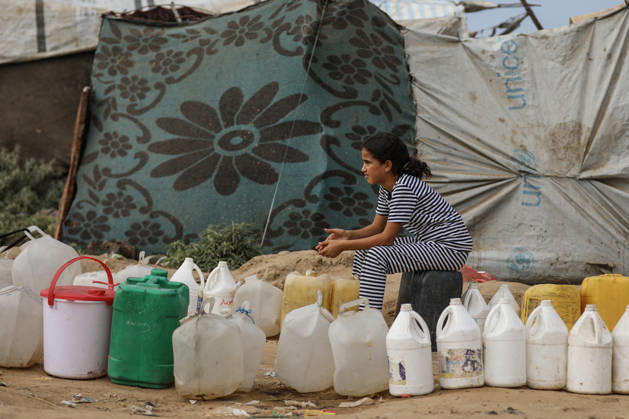 Palestinians still lack basic necessities amid Israel attacks DEIR AL BALAH, GAZA, PALESTINE - OCTOBER 10: Palestinians living in tents set up in the Bureij area carry water in containers to their makeshift shelters in Deir al Balah, Gaza, Palestine on October 10, 2026.The humanitarian crisis in the region continues to deepen, with thousands of displaced families struggling to survive without access to the most basic necessities. Adam Bilal Anadolu Deir al Balah Gaza. Editorial use only. Please get in touch for any other usage. Copyright: x2026xAnadoluxAdamxBilalx
