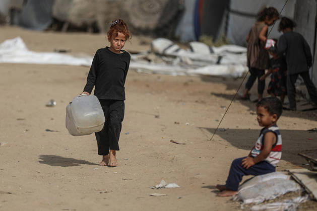 Palestinians still lack basic necessities amid Israel attacks DEIR AL BALAH, GAZA, PALESTINE - OCTOBER 10: Palestinians living in tents set up in the Bureij area carry water in containers to their makeshift shelters in Deir al Balah, Gaza, Palestine on October 10, 2026.The humanitarian crisis in the region continues to deepen, with thousands of displaced families struggling to survive without access to the most basic necessities. Adam Bilal Anadolu Deir al Balah Gaza. Editorial use only. Please get in touch for any other usage. Copyright: x2026xAnadoluxAdamxBilalx