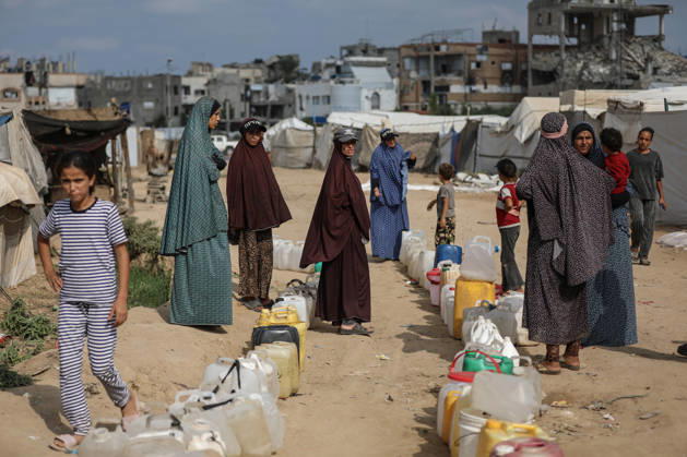 Palestinians still lack basic necessities amid Israel attacks DEIR AL BALAH, GAZA, PALESTINE - OCTOBER 10: Palestinians living in tents set up in the Bureij area carry water in containers to their makeshift shelters in Deir al Balah, Gaza, Palestine on October 10, 2026.The humanitarian crisis in the region continues to deepen, with thousands of displaced families struggling to survive without access to the most basic necessities. Adam Bilal Anadolu Deir al Balah Gaza. Editorial use only. Please get in touch for any other usage. Copyright: x2026xAnadoluxAdamxBilalx