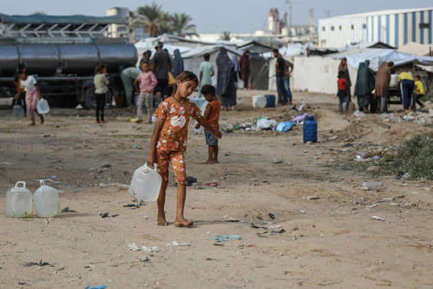 Palestinians still lack basic necessities amid Israel attacks DEIR AL BALAH, GAZA, PALESTINE - OCTOBER 10: Palestinians living in tents set up in the Bureij area carry water in containers to their makeshift shelters in Deir al Balah, Gaza, Palestine on October 10, 2026.The humanitarian crisis in the region continues to deepen, with thousands of displaced families struggling to survive without access to the most basic necessities. Adam Bilal Anadolu Deir al Balah Gaza. Editorial use only. Please get in touch for any other usage. Copyright: x2026xAnadoluxAdamxBilalx
