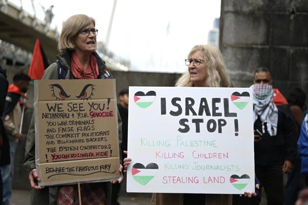 Pro-Palestine protest in London LONDON, UNITED KINGDOM - OCTOBER 10: People attend a pro-Palestine protest demanding to halt arms sales and impose sanctions to Israel, in London, United Kingdom on October 10, 2026. Rasid Necati Aslim Anadolu London United Kingdom. Editorial use only. Please get in touch for any other usage. Copyright: x2026xAnadoluxRasidxNecatixAslimx