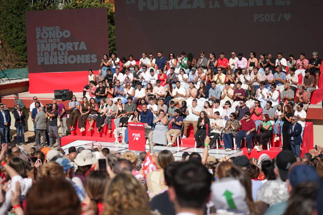 Pedro Sánchez Participates in the First Pre-Campaign Event in Dos Hermanas, Seville. The Secretary-General of the PSOE and President of the Government, Pedro Sánchez, attended the first pre-campaign event for the November 29 elections on October 10, 2026, in Dos Hermanas, Seville, Andalusia, Spain. The event was also attended by the Secretary-General of the PSOE, María Jesús Montero, and the mayor of Dos Hermanas and Secretary of Organization of the PSOE, Francisco Rodríguez. October 10, 2026. María José Ló. Dos Hermanas, Seville. Dos Hermanas, Seville, Spain.  Copyright: xMariaxJosÃ xLopezx 7834800