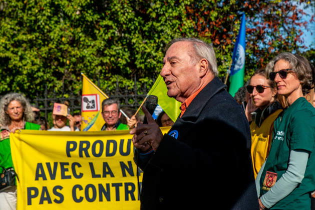 Environmental Activists Protest EU Pesticide Regulation - Paris Allain Bougrain-Dubourg, President of the Ligue pour la protection des oiseaux, joins environmental activists including Greenpeace, Cancer Colere, Collectif de soutien aux victimes des pesticides, Confédération paysanne, Avenir Sante Environnement and Medecins du Monde at Place de l Europe in Paris, France on October 10, 2026, to protest against the EU s proposed Omnibus X regulation that would extend pesticide approval durations, with organizers warning the text would increase exposure to hazardous substances for humans, ecosystems, food and territories. Photo by ABACAPRESS.COM  Copyright: xPrezatxDenis ABACAx