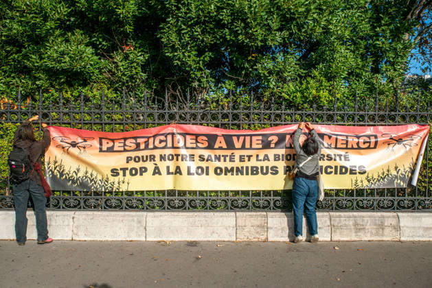 Environmental Activists Protest EU Pesticide Regulation - Paris Environmental organizations including Greenpeace, Cancer Colere, Collectif de soutien aux victimes des pesticides, Confédération paysanne, Avenir Sante Environnement and Medecins du Monde gather at Place de l Europe in Paris, France on October 10, 2026, to oppose the EU s proposed Omnibus X regulation that would extend pesticide approval durations, with activists warning the text would increase exposure to hazardous substances for humans, ecosystems, food and territories. Photo by ABACAPRESS.COM  Copyright: xPrezatxDenis ABACAx