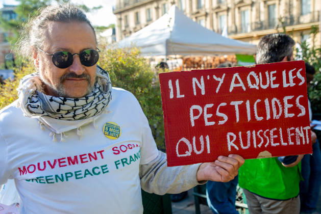Environmental Activists Protest EU Pesticide Regulation - Paris Environmental organizations including Greenpeace, Cancer Colere, Collectif de soutien aux victimes des pesticides, Confédération paysanne, Avenir Sante Environnement and Medecins du Monde gather at Place de l Europe in Paris, France on October 10, 2026, to oppose the EU s proposed Omnibus X regulation that would extend pesticide approval durations, with activists warning the text would increase exposure to hazardous substances for humans, ecosystems, food and territories. Photo by ABACAPRESS.COM  Copyright: xPrezatxDenis ABACAx
