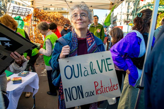 Environmental Activists Protest EU Pesticide Regulation - Paris Environmental organizations including Greenpeace, Cancer Colere, Collectif de soutien aux victimes des pesticides, Confédération paysanne, Avenir Sante Environnement and Medecins du Monde gather at Place de l Europe in Paris, France on October 10, 2026, to oppose the EU s proposed Omnibus X regulation that would extend pesticide approval durations, with activists warning the text would increase exposure to hazardous substances for humans, ecosystems, food and territories. Photo by ABACAPRESS.COM  Copyright: xPrezatxDenis ABACAx