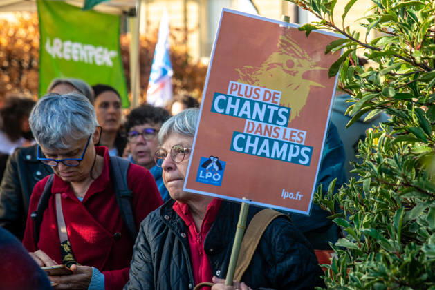 Environmental Activists Protest EU Pesticide Regulation - Paris Environmental organizations including Greenpeace, Cancer Colere, Collectif de soutien aux victimes des pesticides, Confédération paysanne, Avenir Sante Environnement and Medecins du Monde gather at Place de l Europe in Paris, France on October 10, 2026, to oppose the EU s proposed Omnibus X regulation that would extend pesticide approval durations, with activists warning the text would increase exposure to hazardous substances for humans, ecosystems, food and territories. Photo by ABACAPRESS.COM  Copyright: xPrezatxDenis ABACAx