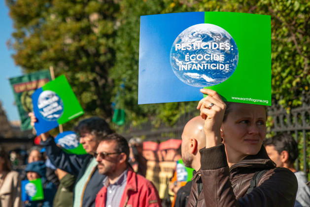 Environmental Activists Protest EU Pesticide Regulation - Paris Environmental organizations including Greenpeace, Cancer Colere, Collectif de soutien aux victimes des pesticides, Confédération paysanne, Avenir Sante Environnement and Medecins du Monde gather at Place de l Europe in Paris, France on October 10, 2026, to oppose the EU s proposed Omnibus X regulation that would extend pesticide approval durations, with activists warning the text would increase exposure to hazardous substances for humans, ecosystems, food and territories. Photo by ABACAPRESS.COM  Copyright: xPrezatxDenis ABACAx