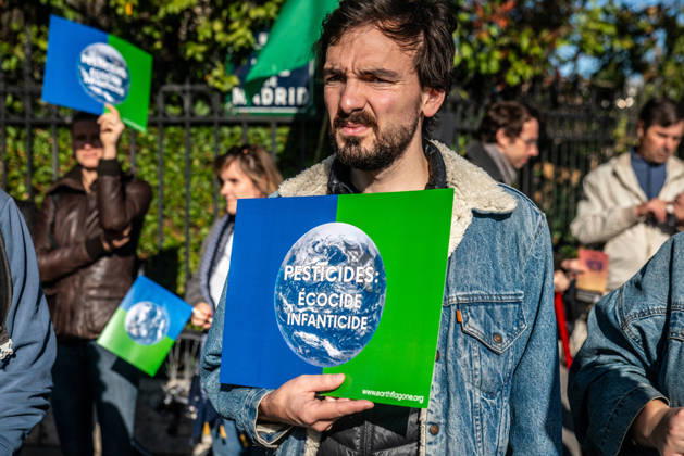 Environmental Activists Protest EU Pesticide Regulation - Paris Environmental organizations including Greenpeace, Cancer Colere, Collectif de soutien aux victimes des pesticides, Confédération paysanne, Avenir Sante Environnement and Medecins du Monde gather at Place de l Europe in Paris, France on October 10, 2026, to oppose the EU s proposed Omnibus X regulation that would extend pesticide approval durations, with activists warning the text would increase exposure to hazardous substances for humans, ecosystems, food and territories. Photo by ABACAPRESS.COM  Copyright: xPrezatxDenis ABACAx