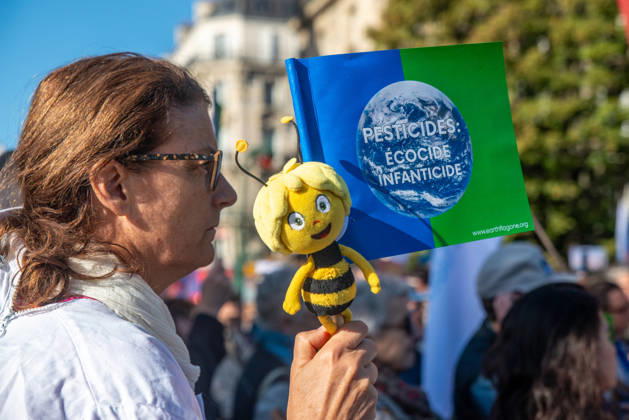 Environmental Activists Protest EU Pesticide Regulation - Paris Environmental organizations including Greenpeace, Cancer Colere, Collectif de soutien aux victimes des pesticides, Confédération paysanne, Avenir Sante Environnement and Medecins du Monde gather at Place de l Europe in Paris, France on October 10, 2026, to oppose the EU s proposed Omnibus X regulation that would extend pesticide approval durations, with activists warning the text would increase exposure to hazardous substances for humans, ecosystems, food and territories. Photo by ABACAPRESS.COM  Copyright: xPrezatxDenis ABACAx