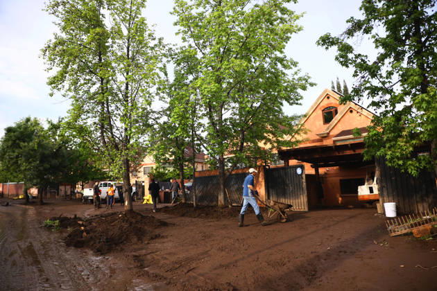 Santiago, October 10, 2026: Roadwork is underway following the flash flood that affected the Las Condes district. Dragomir Yankovic, Aton Chile, Santiago, Chile. Aton 1198307 Copyright: DRAGOMIRxYANKOVIC ATONxCHILE