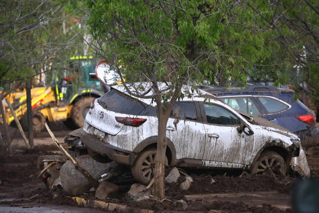 Santiago, October 10, 2026: Roadwork is underway following the flash flood that affected the Las Condes district. Dragomir Yankovic, Aton Chile, Santiago, Chile. Aton 1198334 Copyright: DRAGOMIRxYANKOVIC ATONxCHILE