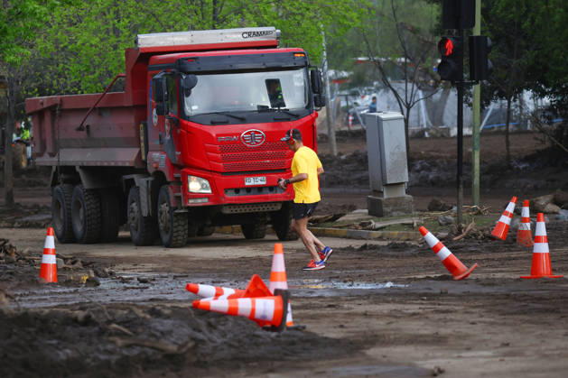 Santiago, October 10, 2026: Roadwork is underway following the flash flood that affected the Las Condes district. Dragomir Yankovic, Aton Chile, Santiago, Chile. Aton 1198337 Copyright: DRAGOMIRxYANKOVIC ATONxCHILE